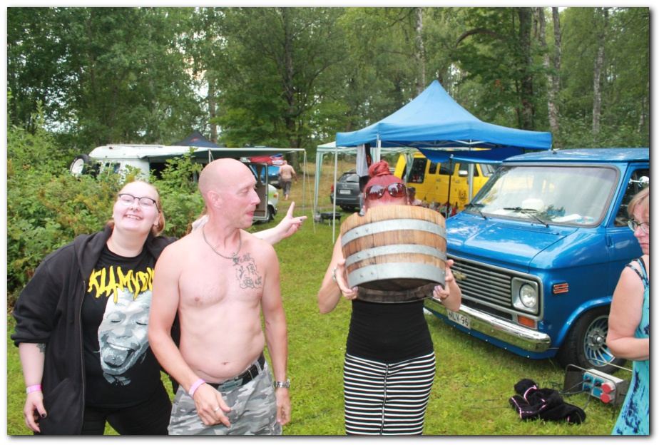902x601 pixels (267K)