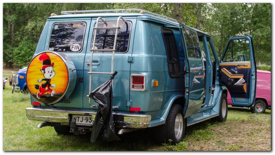 902x499 pixels (241K)