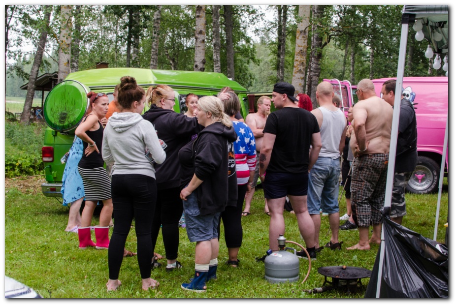 902x597 pixels (292K)